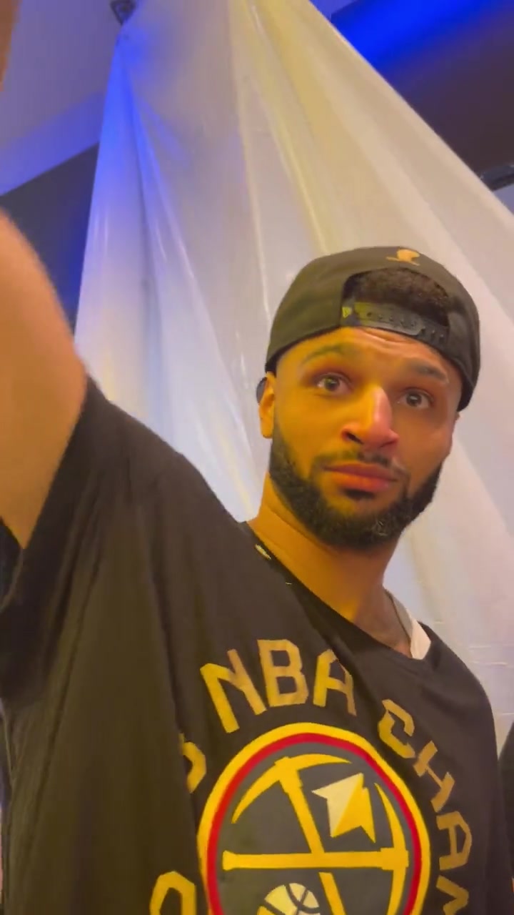 啥意思記者問(wèn)穆雷第一個(gè)要去慶祝地方是什么穆雷指了指下面