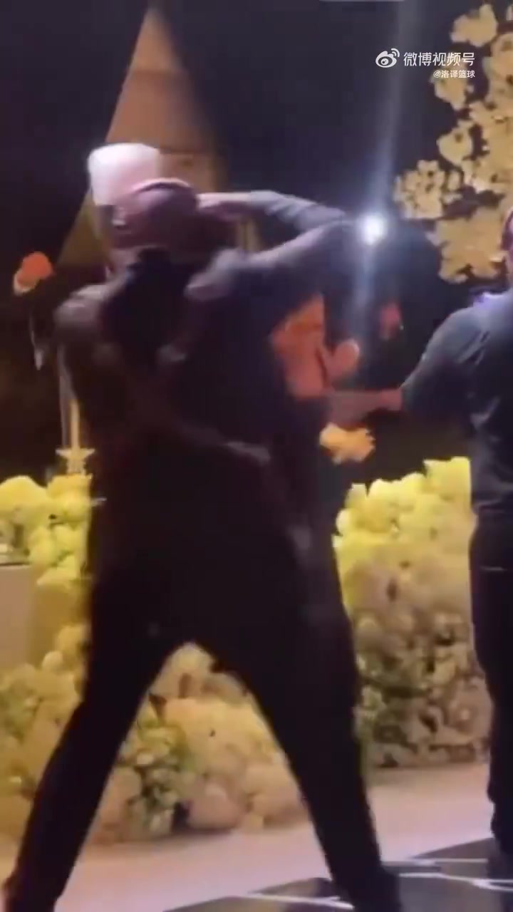 塔圖姆的腳傷看來(lái)恢復(fù)得很不錯(cuò)啊在比爾的婚禮上都可以跳舞了