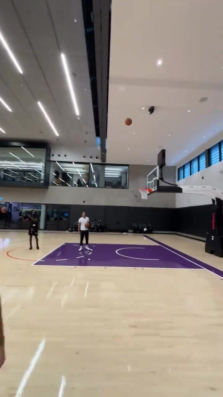 再見(jiàn)已是對(duì)手狄龍和杰倫-格林在太陽(yáng)訓(xùn)練館內(nèi)練習(xí)三分投籃