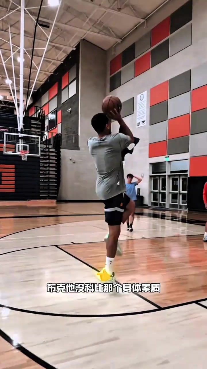 布克不是說(shuō)下個(gè)科比嗎楊毅他沒(méi)有科比的身體素質(zhì)和強(qiáng)硬的球風(fēng)