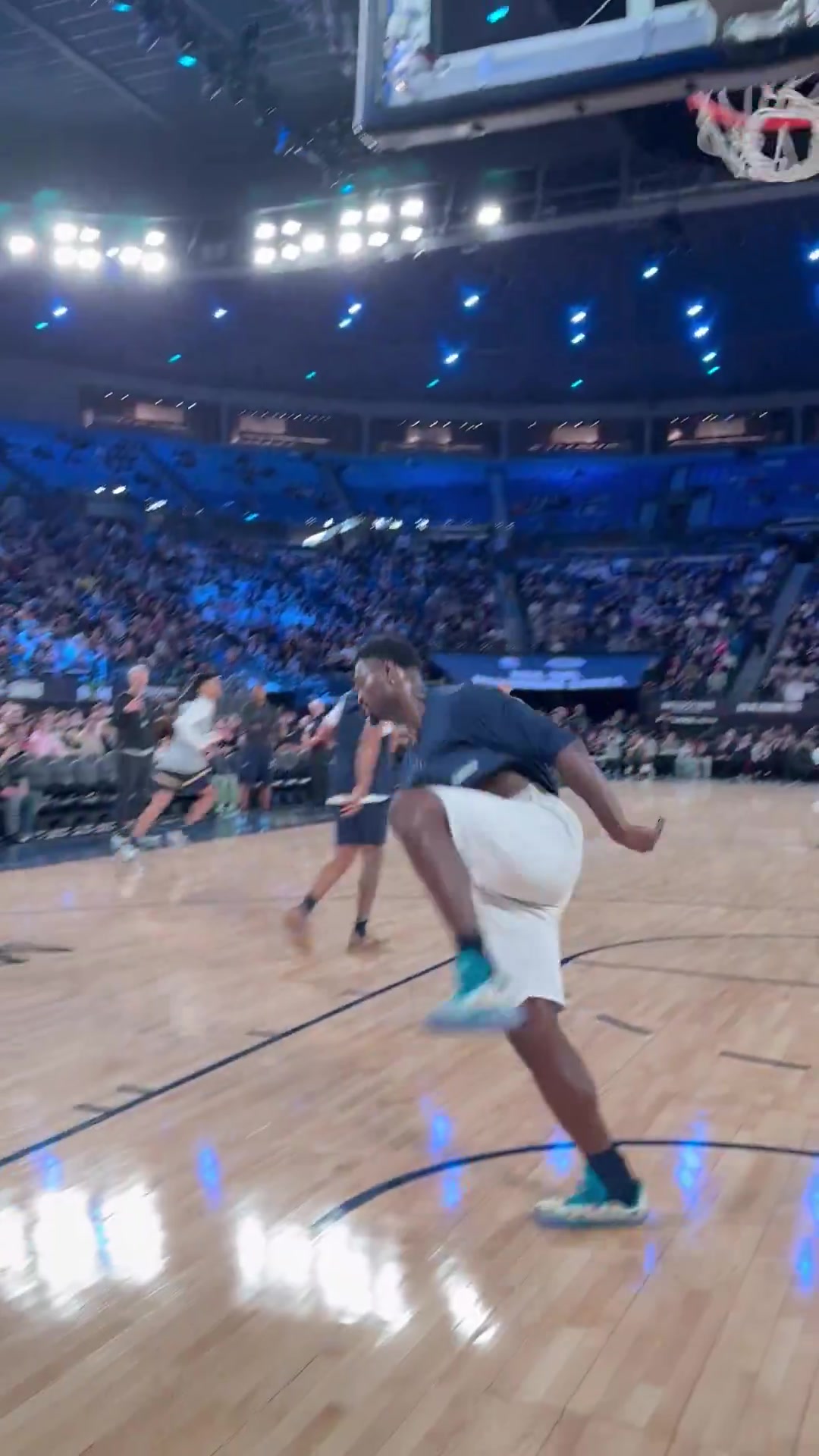 害擱那扣籃錫安訓(xùn)練中輕松360度暴扣暴瘦后確實(shí)輕盈多了