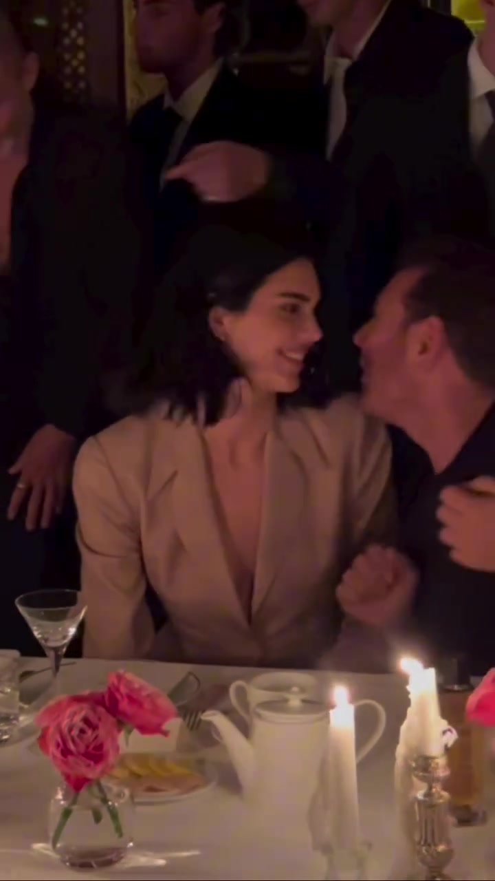 布克看了會后悔嗎詹娜性感穿著與男性友人親密交談