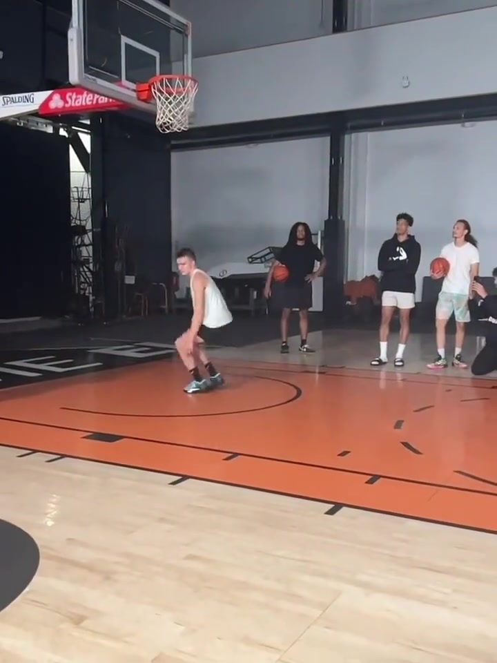 哥們?nèi)诵位鸺≥p輕一跳俯瞰籃筐了