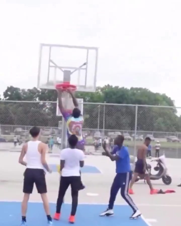 這個拋球角度確實秀翻了