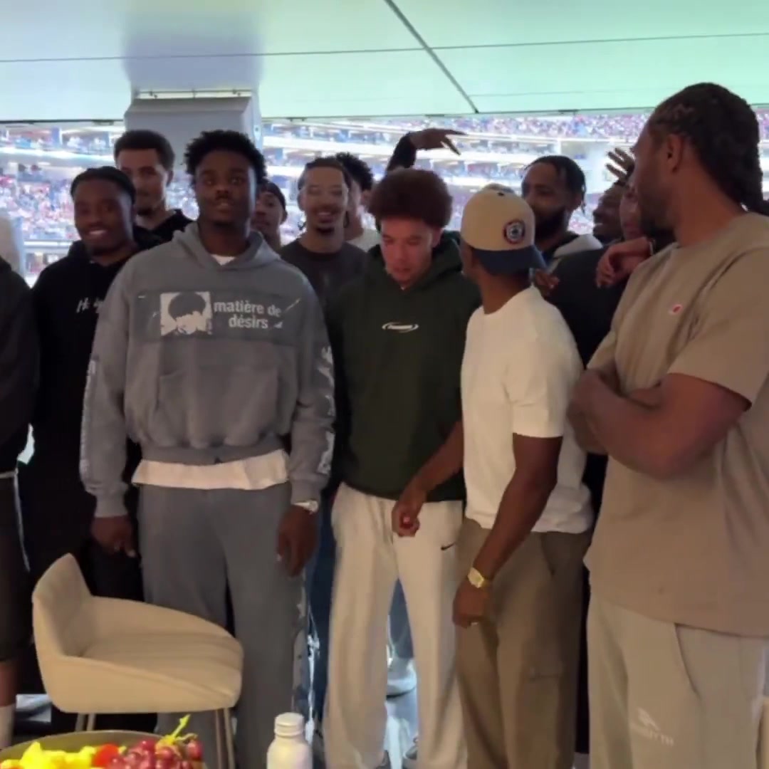 快船全隊(duì)團(tuán)建看橄欖球賽并合影登哥怎么站最后面差點(diǎn)都沒看見他