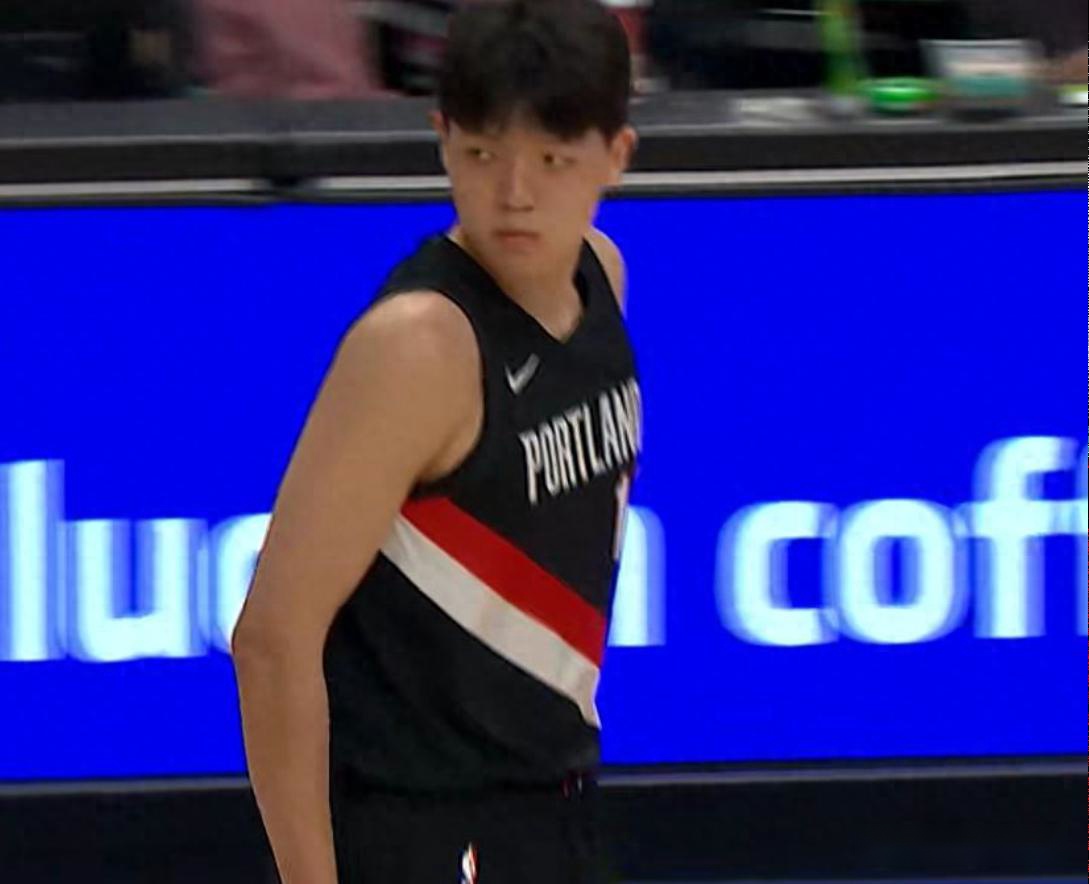 籃下單吃！保護(hù)前場籃板助攻！楊瀚森對公牛單節(jié)2分1板1助！