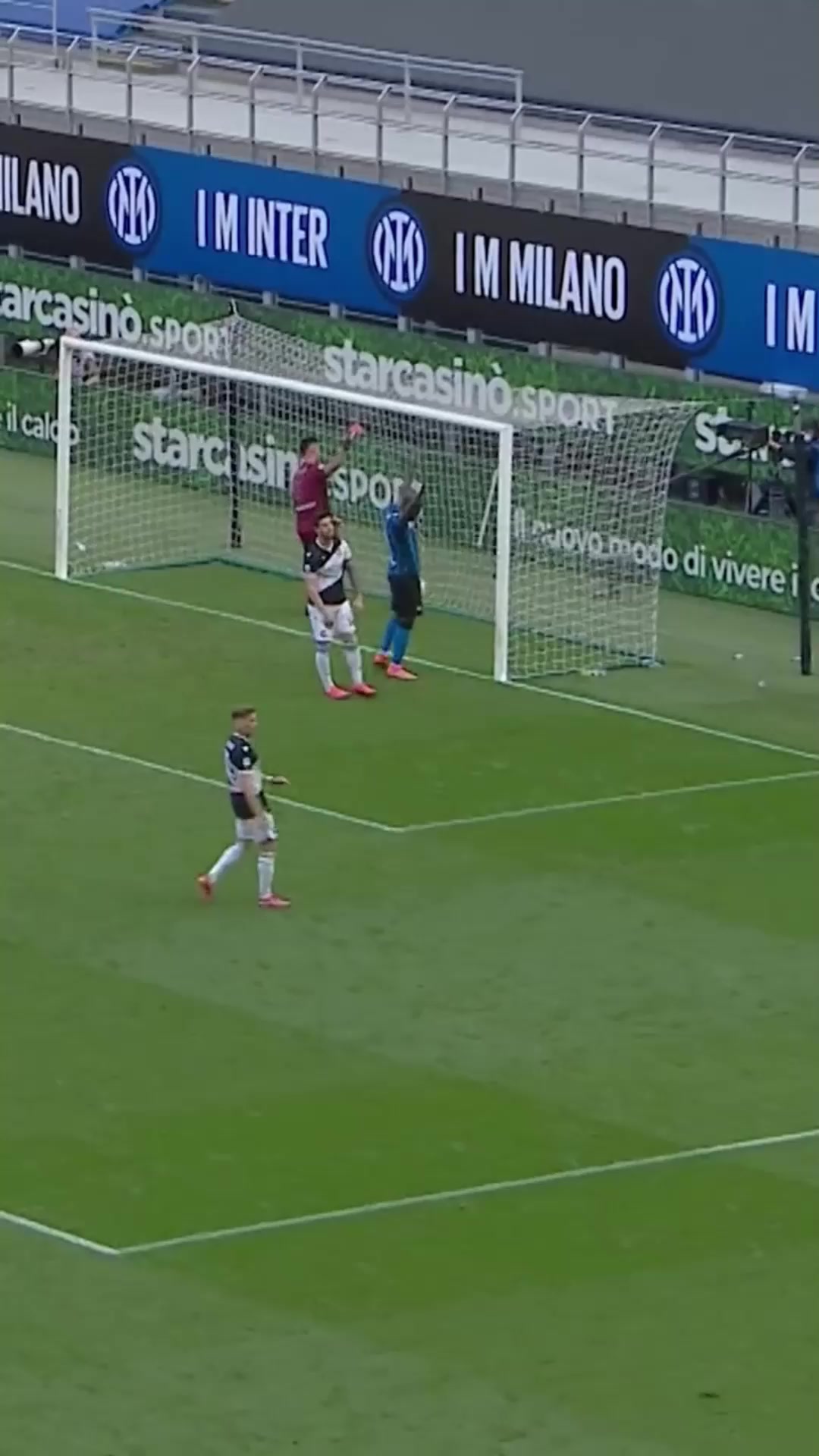 名場(chǎng)面盧卡庫(kù)人在門前站進(jìn)球天上來(lái)