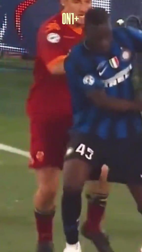 當(dāng)年這一下真狠托蒂曾在運(yùn)動(dòng)戰(zhàn)中故意從身后爆踢巴洛特利