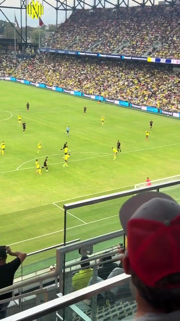 球還沒落地梅西就想好了3個(gè)動作就是沒想好怎么慶祝