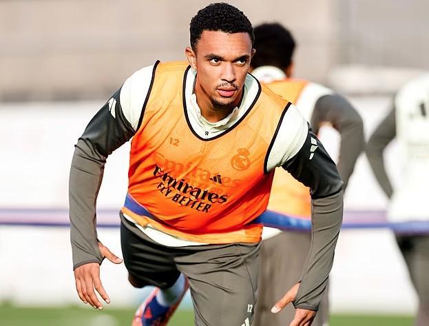 圖赫爾：會(huì)找阿諾德聊聊，不過夸安薩目前競(jìng)爭(zhēng)右后衛(wèi)稍微領(lǐng)先