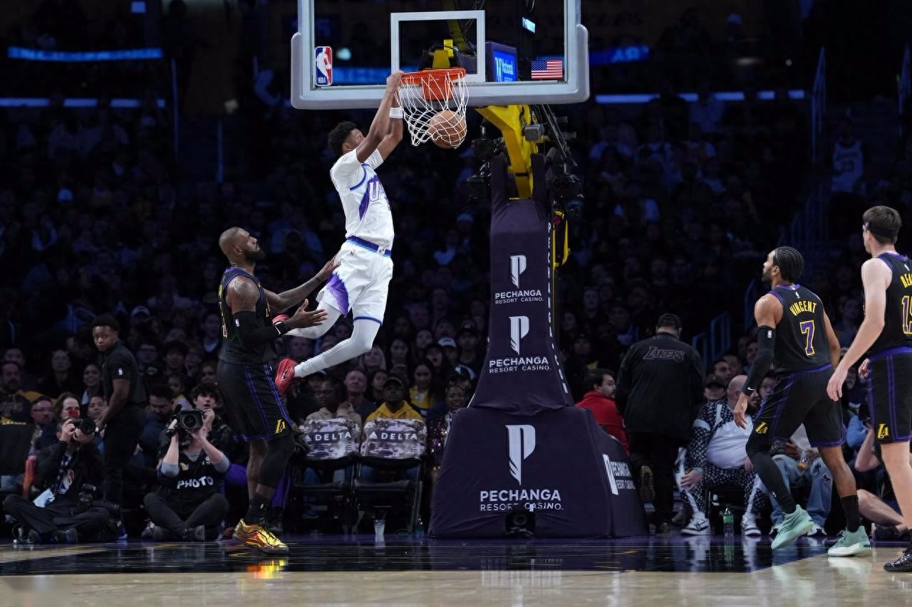 歷史第一人！詹皇復(fù)出戰(zhàn)11分12助攻創(chuàng)紀(jì)錄 東契奇37+10 湖人擒爵士