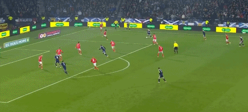 半場(chǎng)：蘇格蘭1-0丹麥，麥克托米奈驚天倒鉤，霍伊倫破門被吹