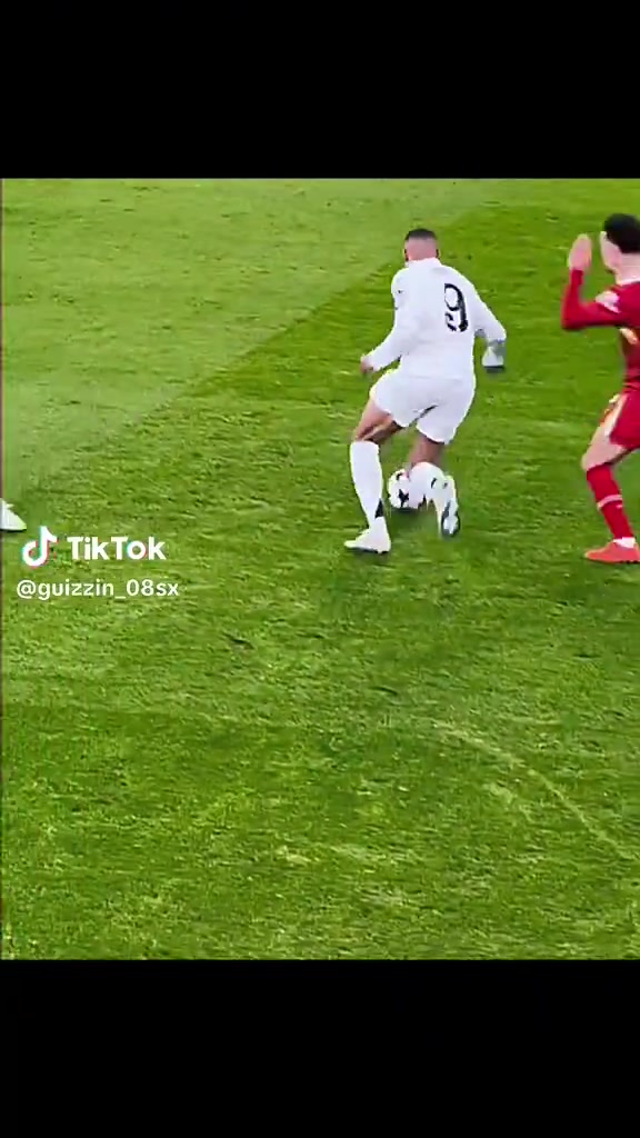 看著都痛姆巴佩連過(guò)數(shù)人后被范迪克一肘放倒