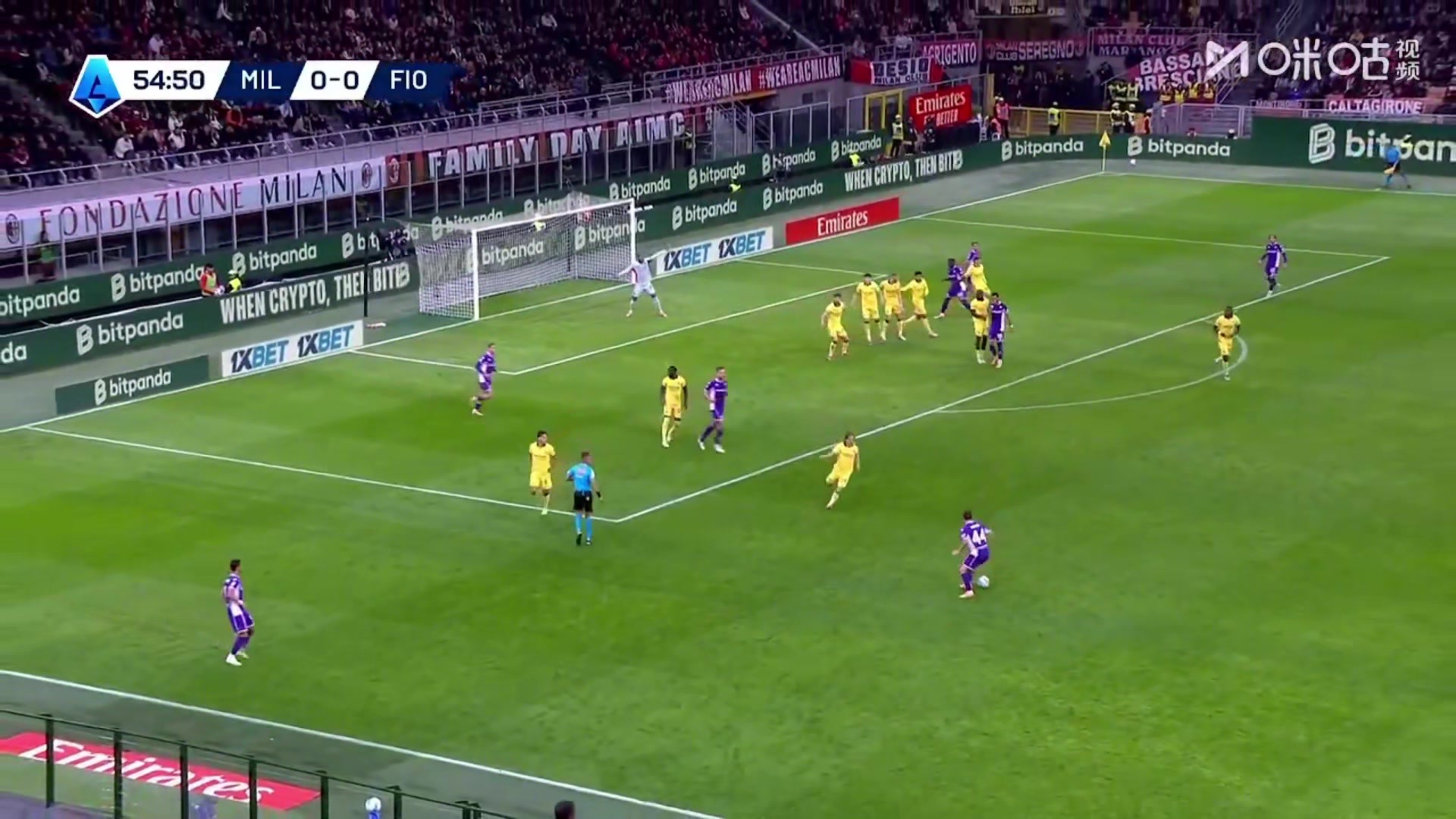 佛羅倫薩1-0領先米蘭禁區(qū)內(nèi)亂戰(zhàn)戈森斯將球擋進球門