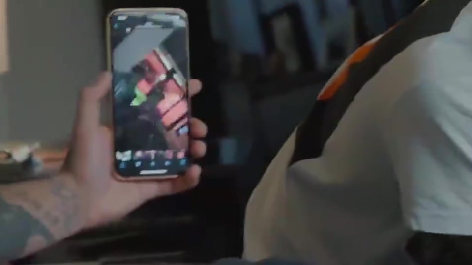 永遠(yuǎn)的MSN內(nèi)馬爾此前在紀(jì)錄片里分享梅西蘇牙醉酒跳舞視頻