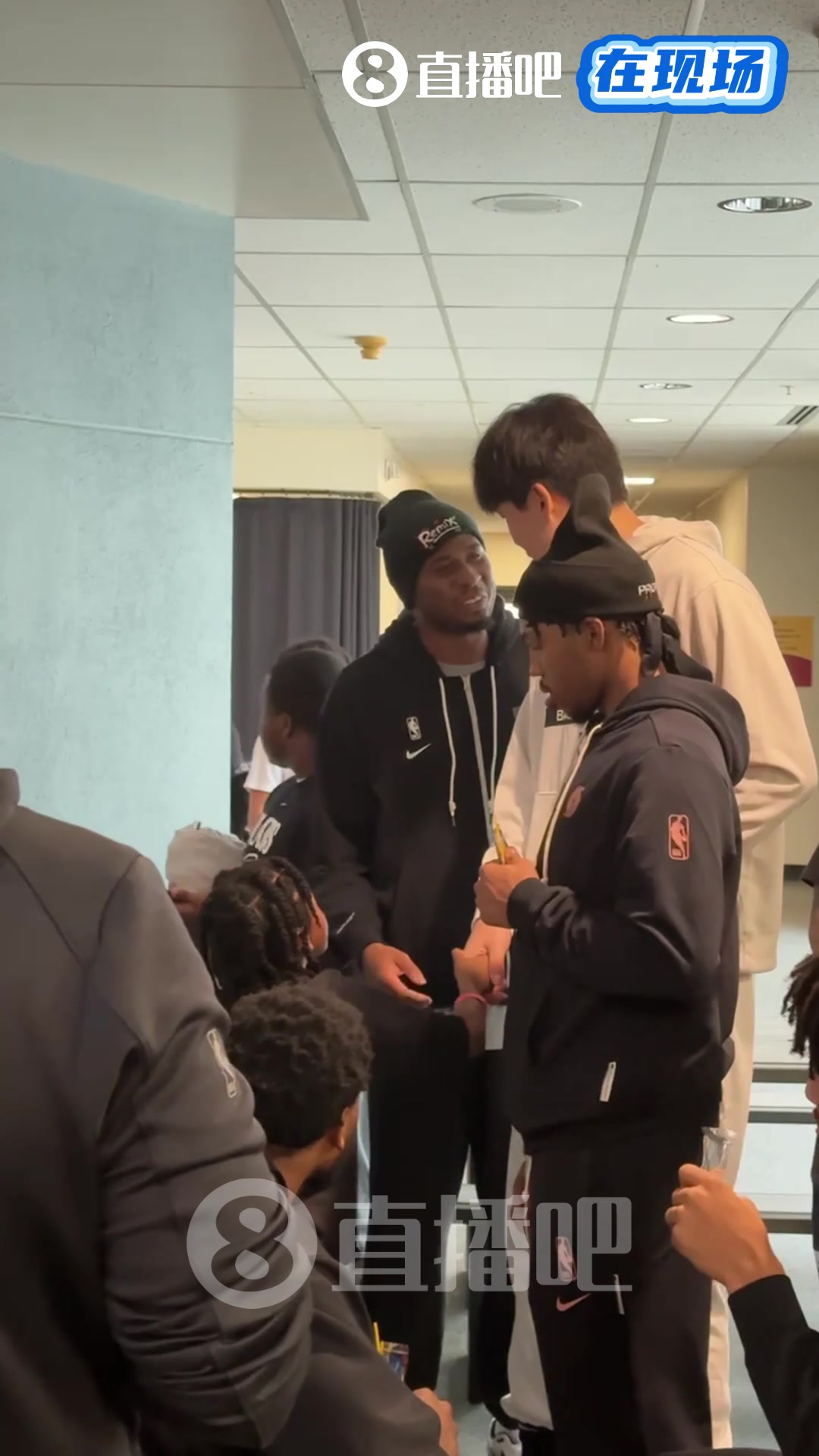 很受喜愛(ài)啊楊瀚森參與開(kāi)拓者社區(qū)活動(dòng)與小球迷握手互動(dòng)