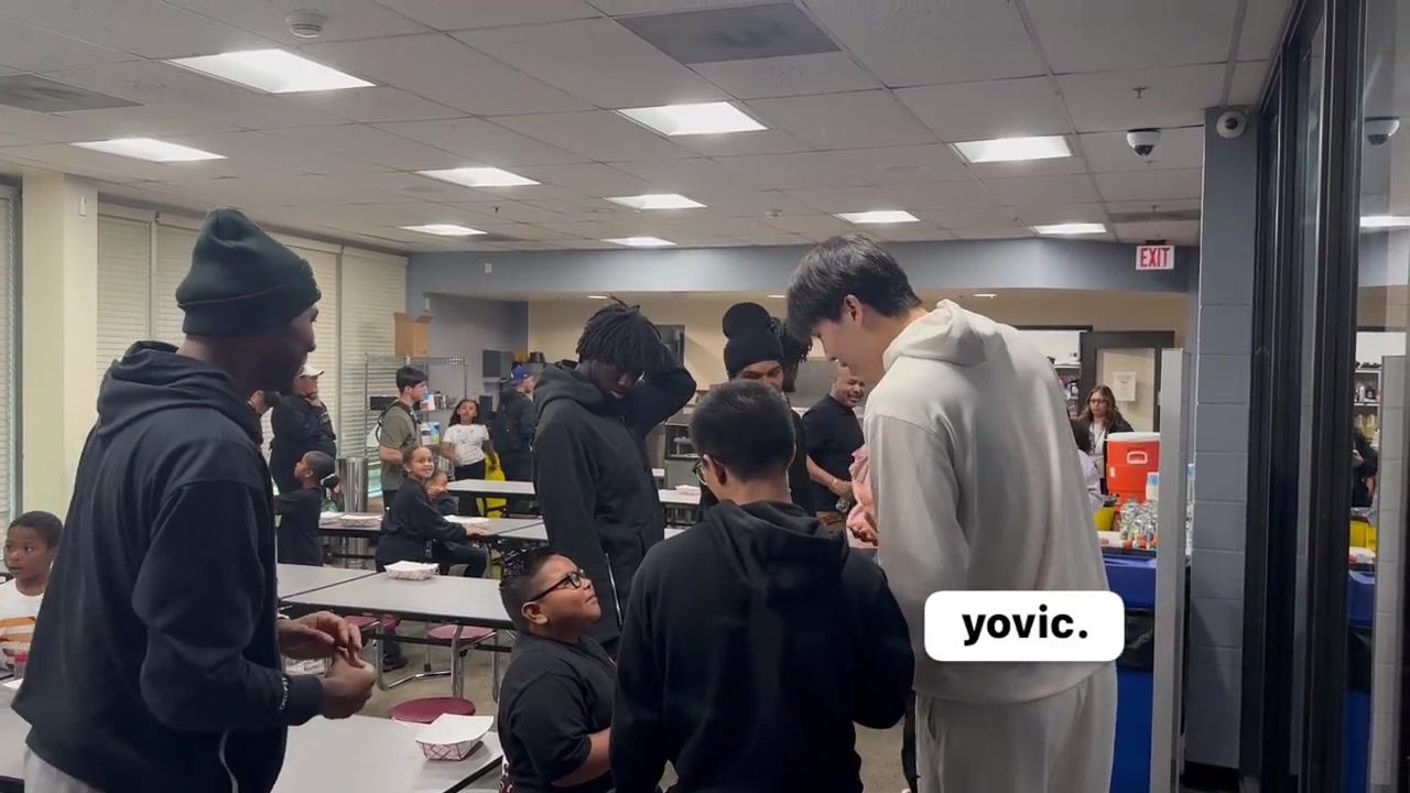 很靦腆呀楊瀚森跟隨老大哥利拉德一起參加社區(qū)活動(dòng)