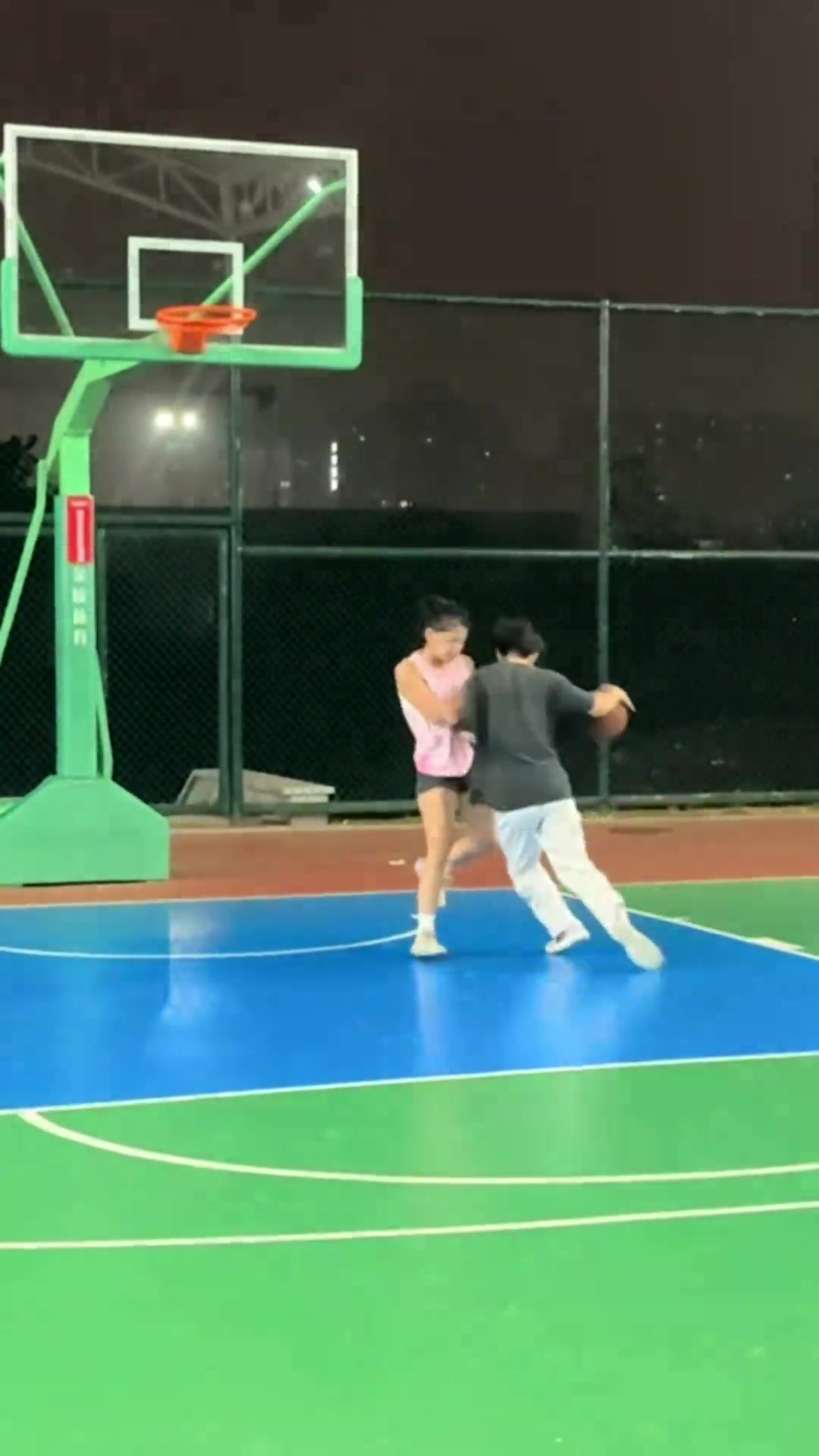 小伙子強(qiáng)打小姐姐毫不留情這就是傳說(shuō)中的西格瑪男人