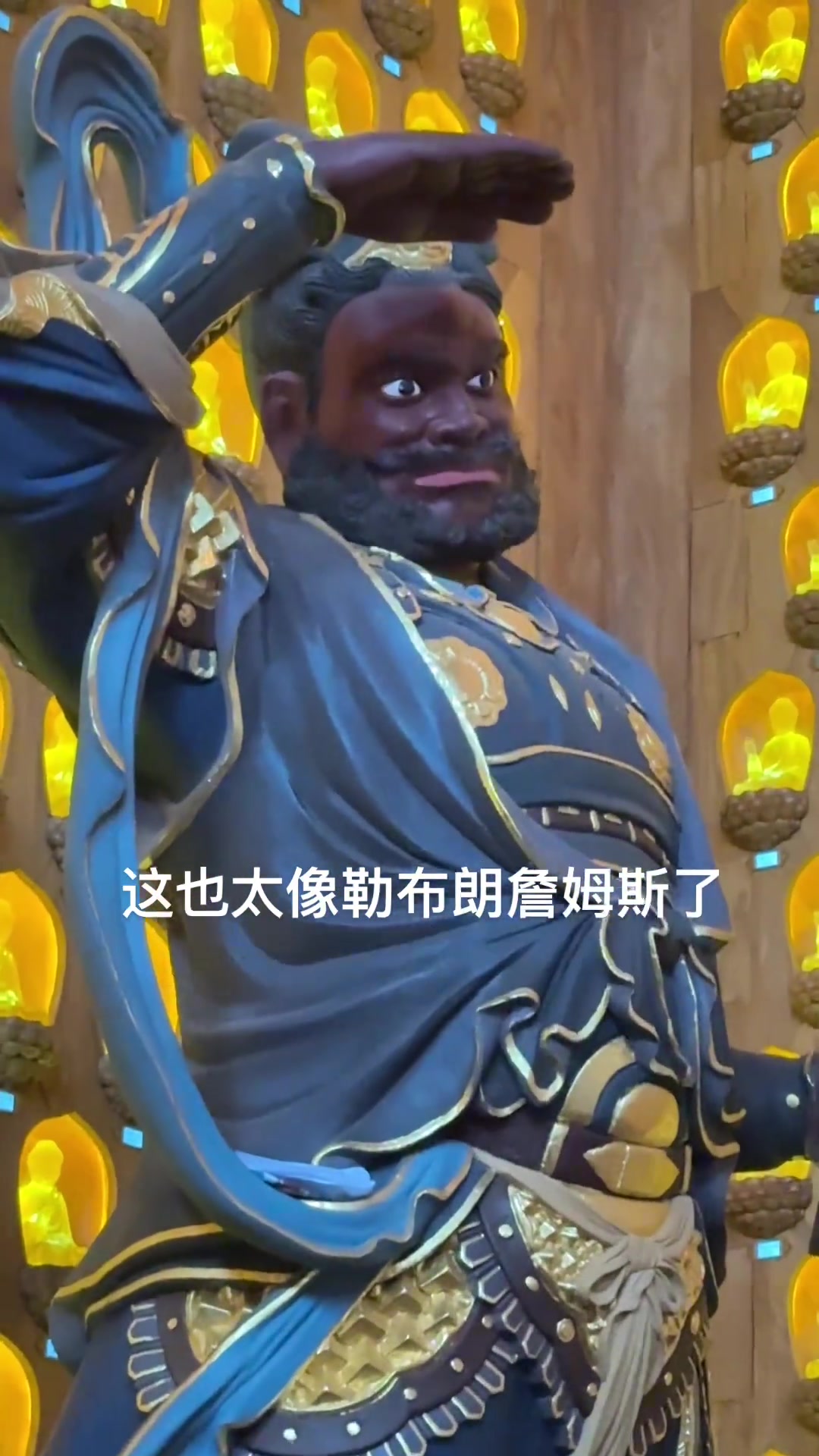 網(wǎng)友旅游拍到形似詹姆斯雕像老詹在中國有雕像了