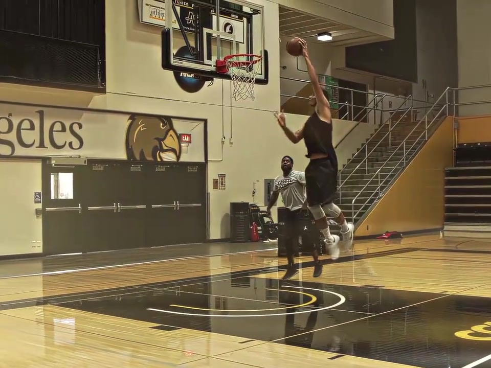 完美的肌肉線條易建聯(lián)多年前在洛杉磯的個(gè)人訓(xùn)練